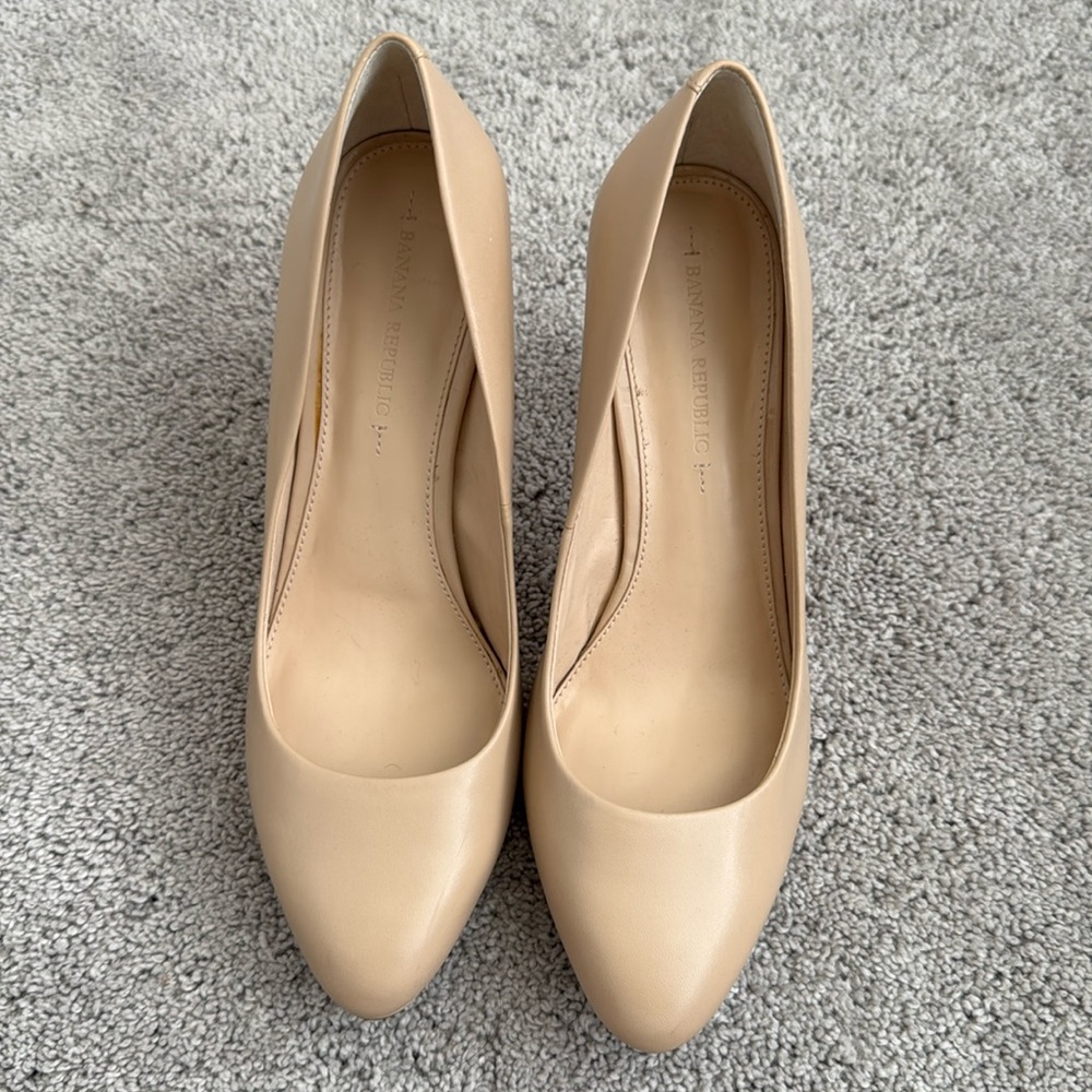 Banana Republic Nude Pump